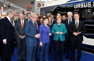 Angela Merkel przed prototypem samochodu elektrycznego Ursusa